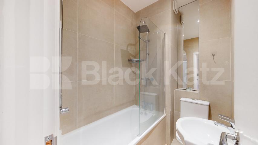 Contemporary One-Bedroom Home in West London Chepstow Road, Bayswater